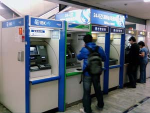 銀行のATM