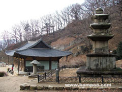 浮石寺無量壽殿と石塔